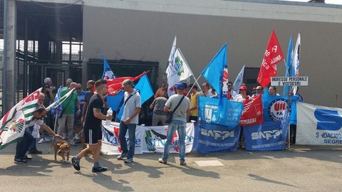 6 luglio 2016 Modena: Presidio dei lavoratori di polizia penitenziaria, stamane, presso il carcere Sant’Anna