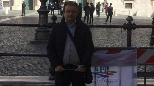 19 marzo 2019. Aldo Di Giacomo incatenato protesta davanti camera dei deputati.