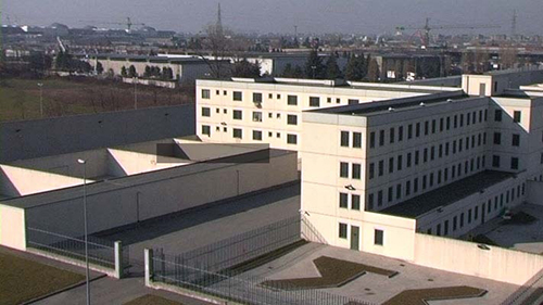 25 febbraio 2019 Sit-in davanti al carcere di Milano Bollate e di San Vittore nuova tappa del tour “noi le vittime loro i carnefici”.